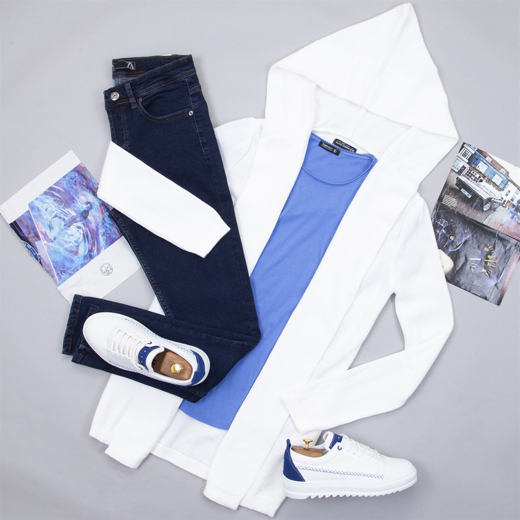 Kapşonlu Beyaz Hırka Tişört Pantolon Ayakkabı Kombin