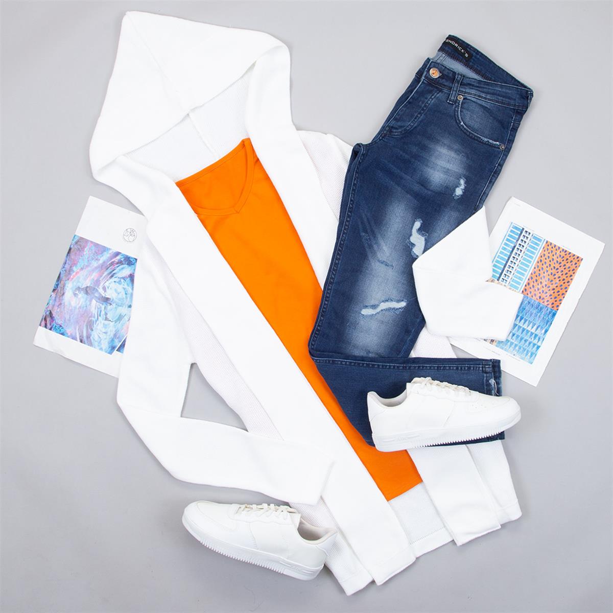 Kapşonlu Beyaz Hırka Uzun Kol Body Pantolon Ayakkabı Kombin