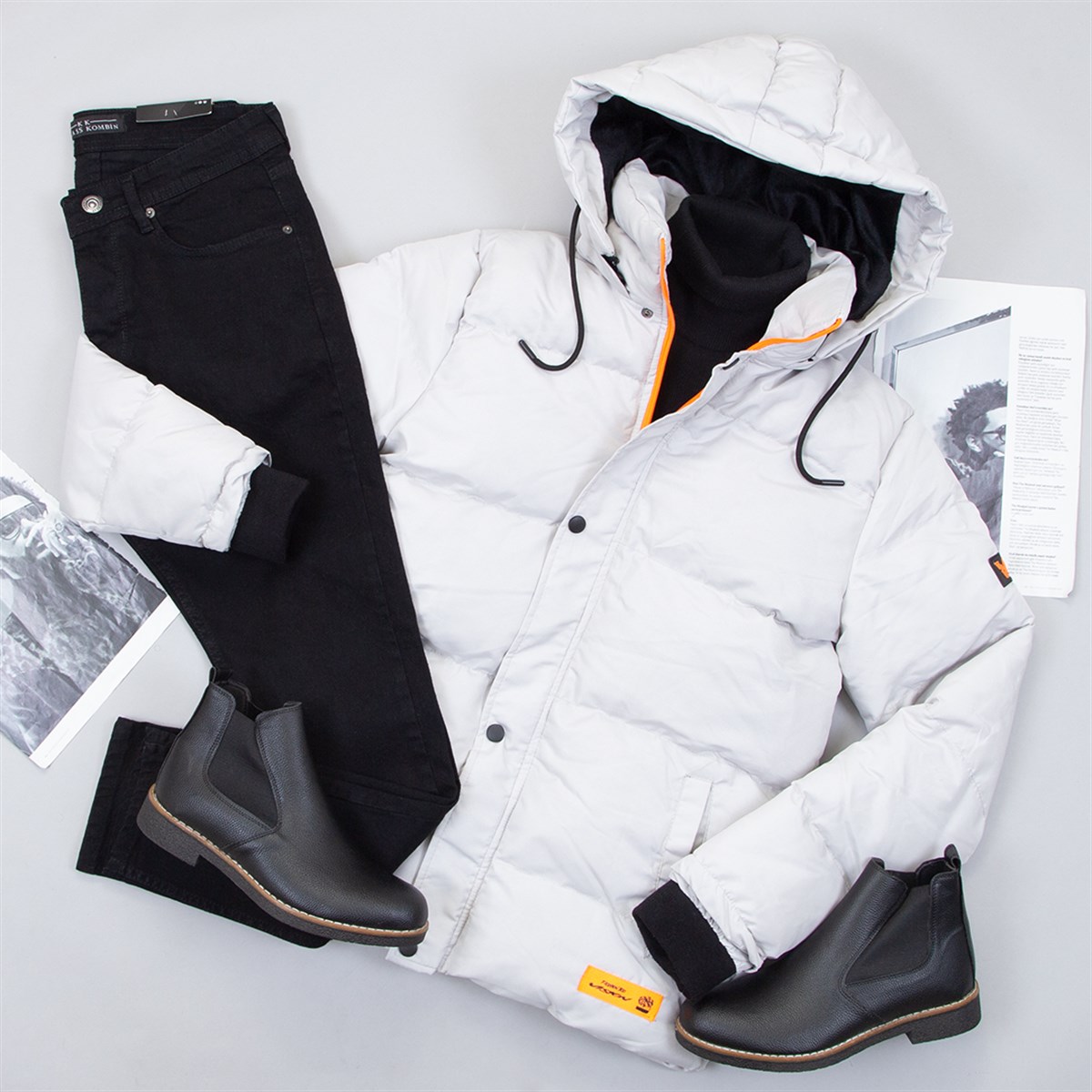 Kapşonlu Gri Şişme Mont Boğazlı Kazak Pantolon Bot Kombin