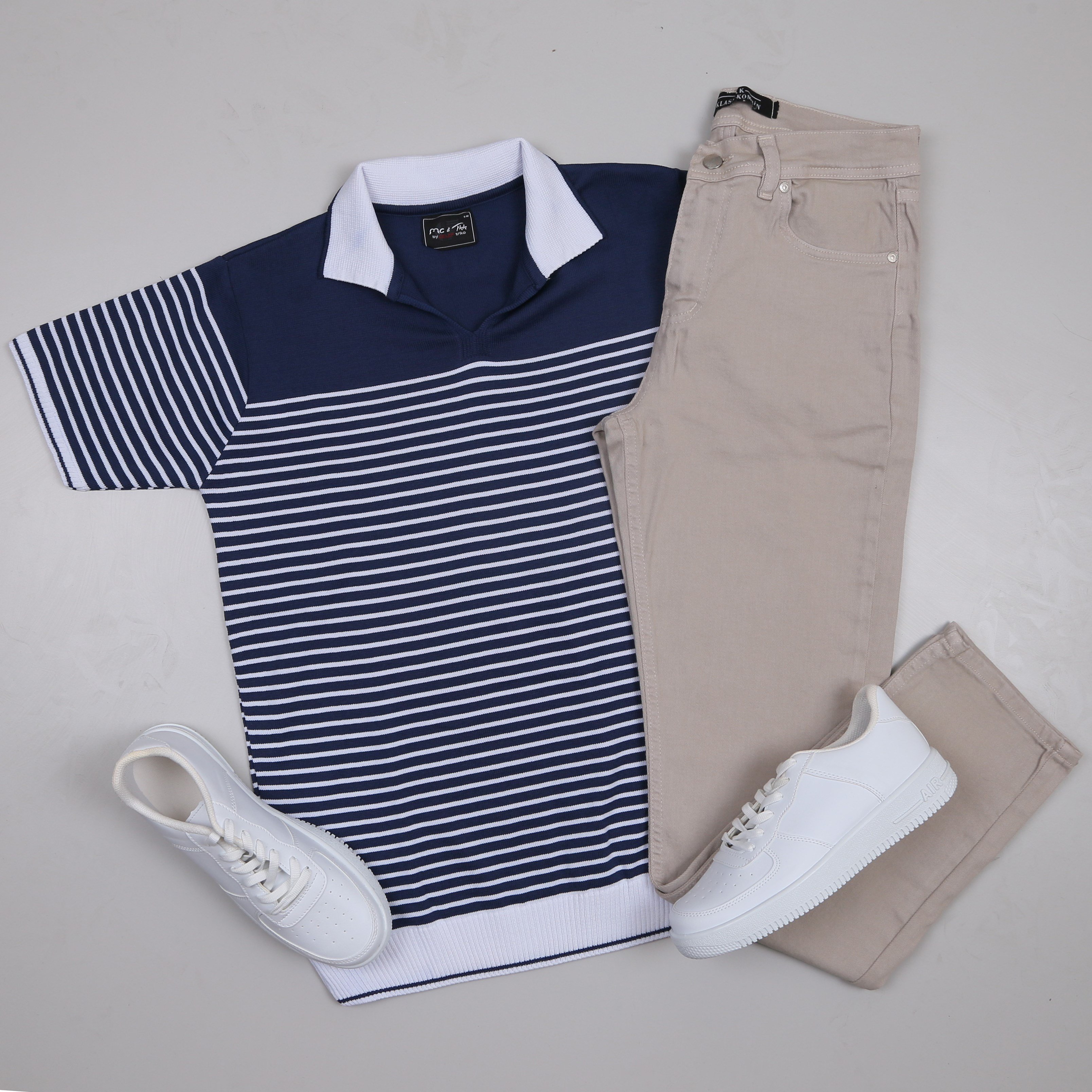 Lacivert Triko Polo Yaka Tişört Bej Kot Pantolon Ayakkabı Kombin