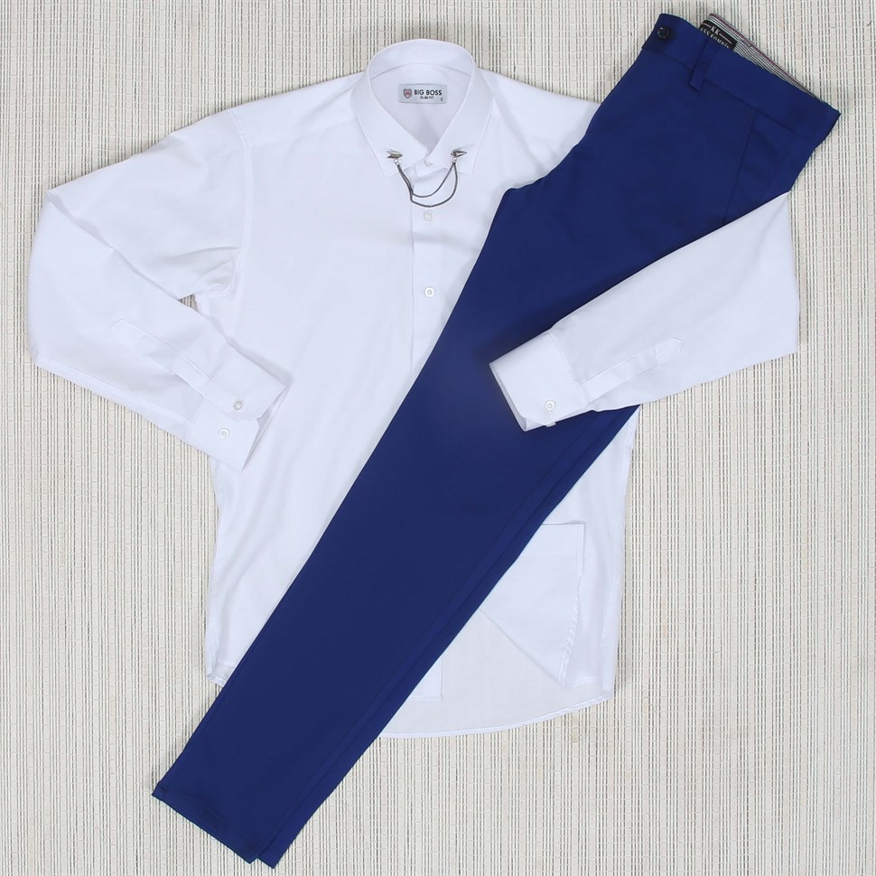 Mavi Pantolon Beyaz Gömlek Yaka Zinciri Kombin
