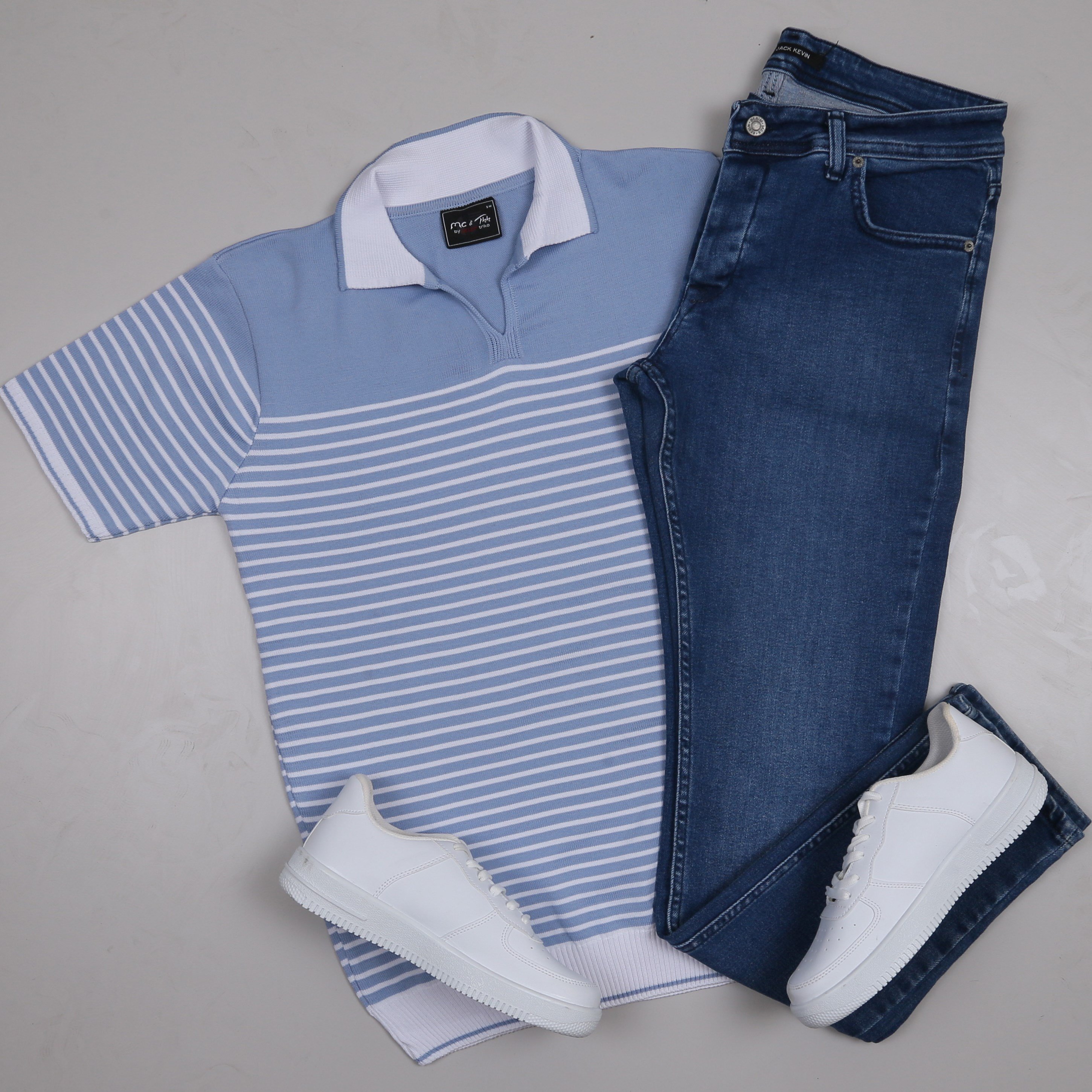 Mavi Triko Polo Yaka Tişört Lacivert pantolon Beyaz ayakkabı Kombin