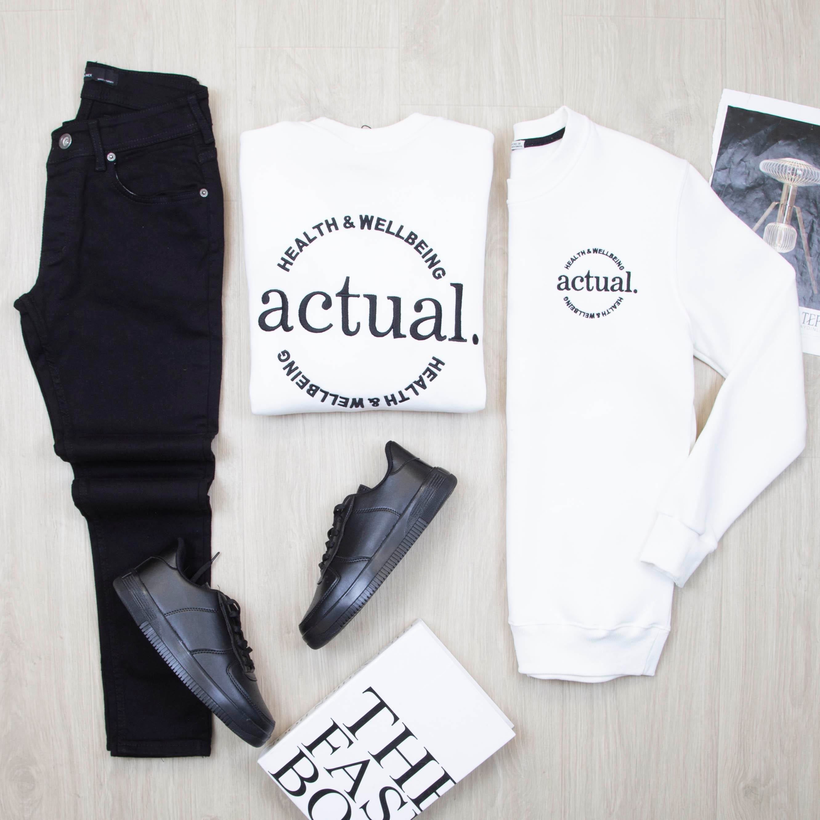 Ön ve Arka Yazı Detaylı Beyaz Sweat Pantolon Ayakkabı Kombin