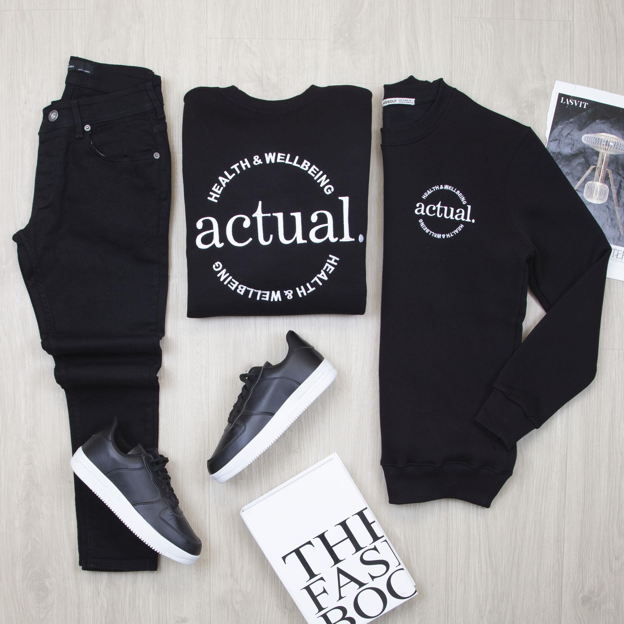 Ön ve Arka Yazı Detaylı Siyah Sweat Pantolon Ayakkabı Kombin