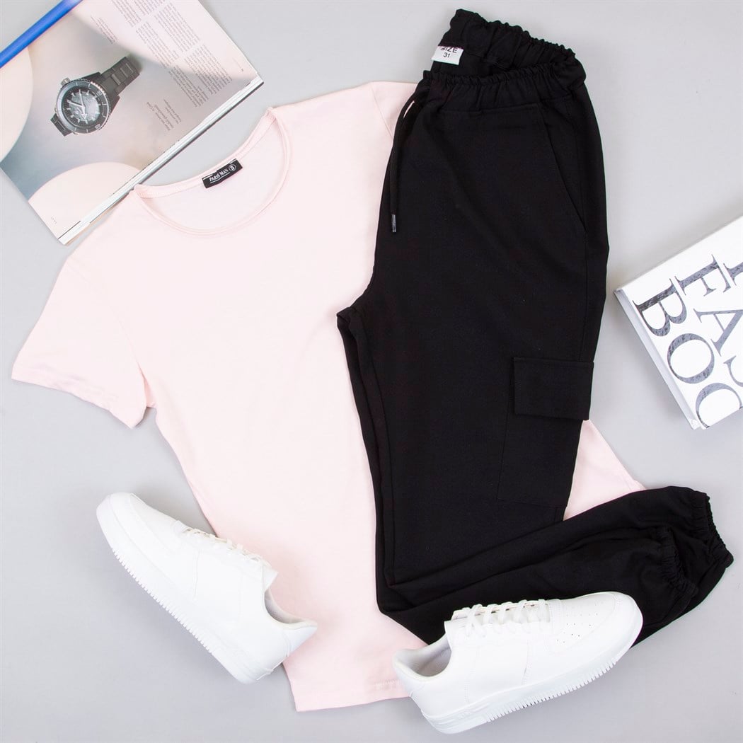 Pembe Tişört Jogger Pantolon Ayakkabı Kombin