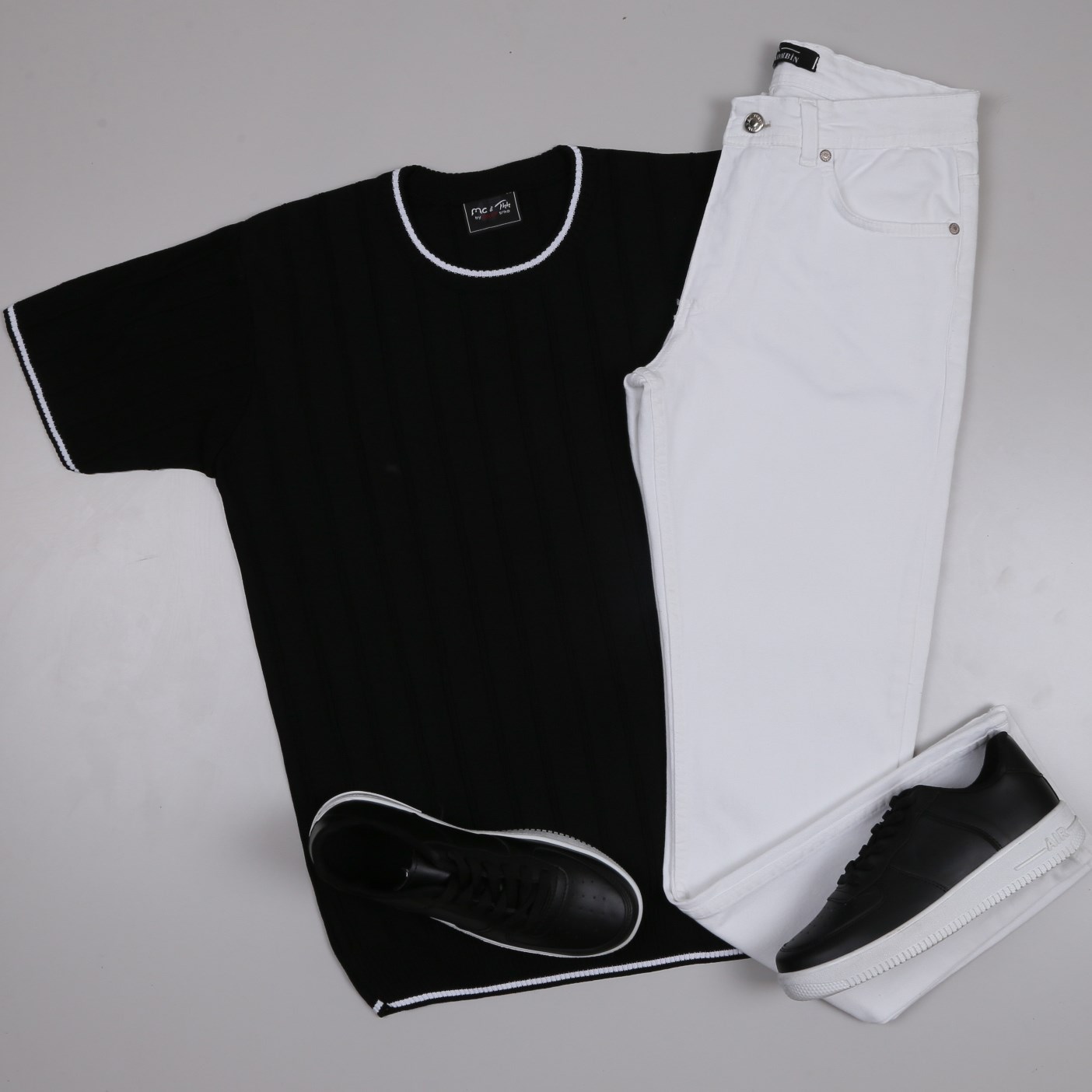 siyah bisiklet yaka Triko Polo Yaka Tişört  pantolon  ayakkabı Kombin