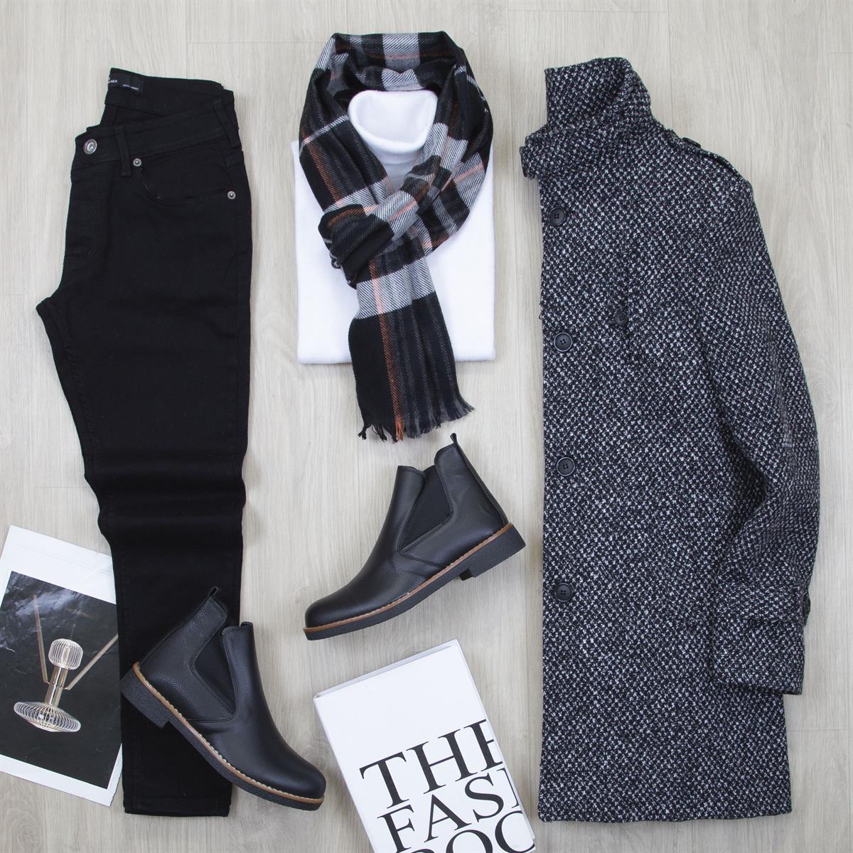 Siyah Desenli Kaşe Kaban Boğazlı Body Pantolon Bot Kombin