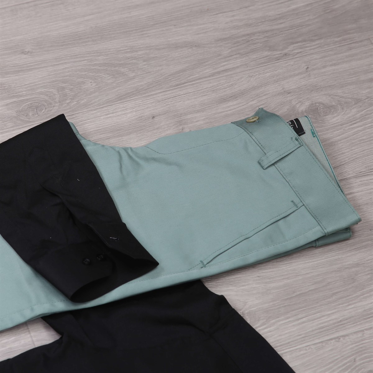 Siyah Gömlek Su Yeşili Pantolon Kombini