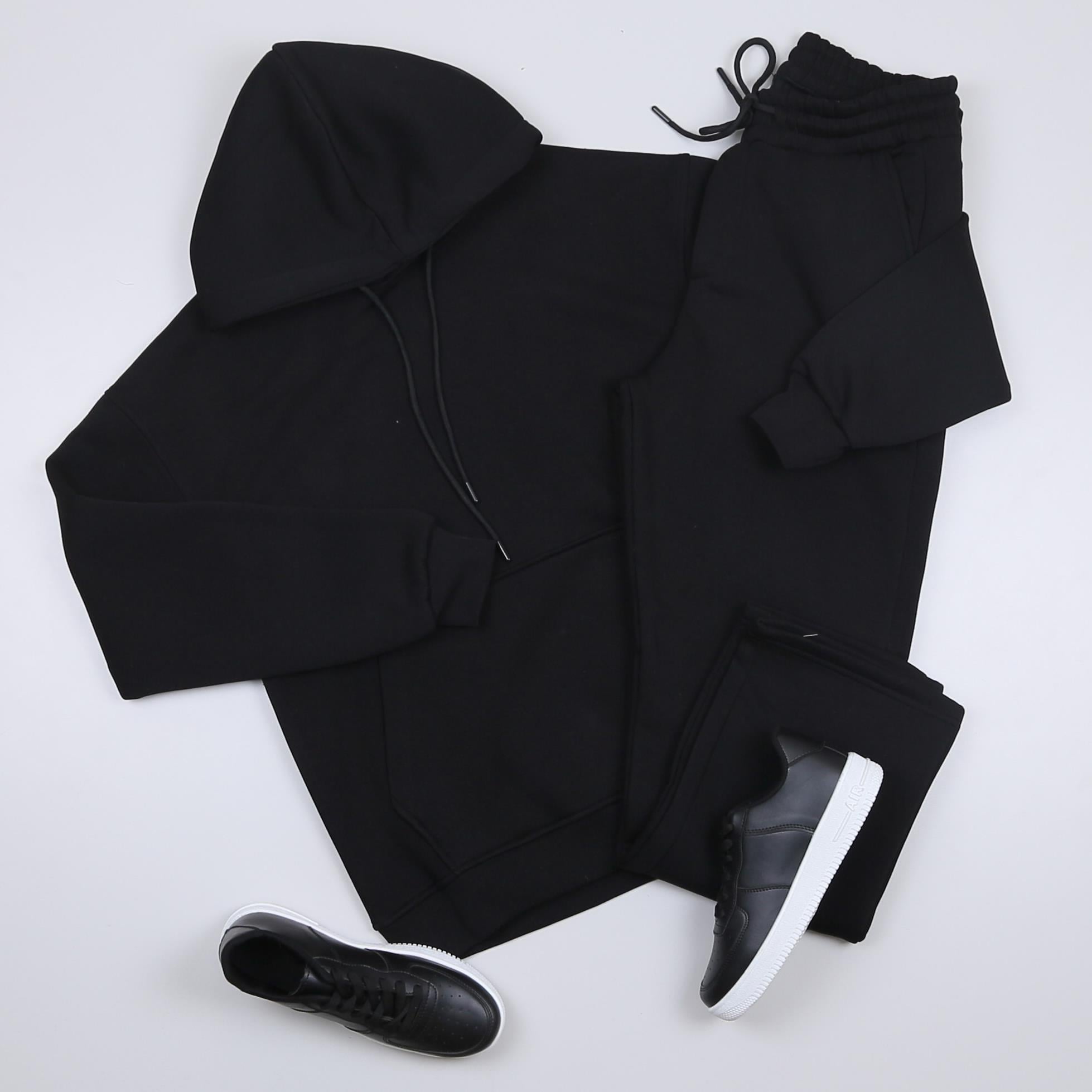 Siyah Kapşonlu Sweatshirt Eşofman Altı Ayakkabı Kombini