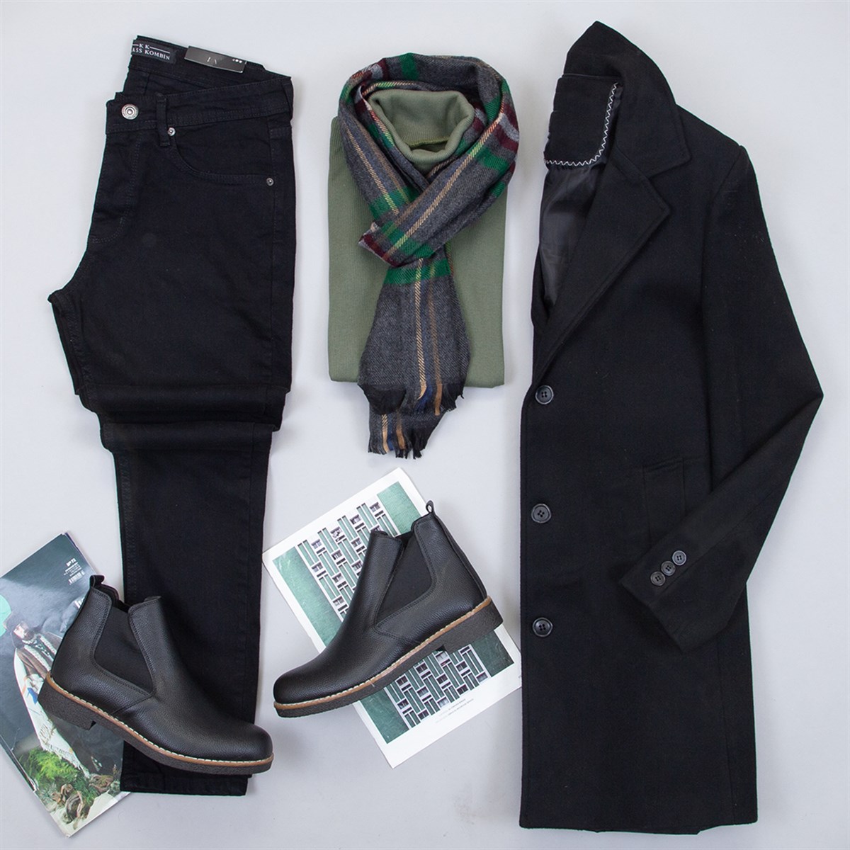 Siyah Kaşe Kaban Boğazlı Kazak Pantolon Atkı Bot Kombin