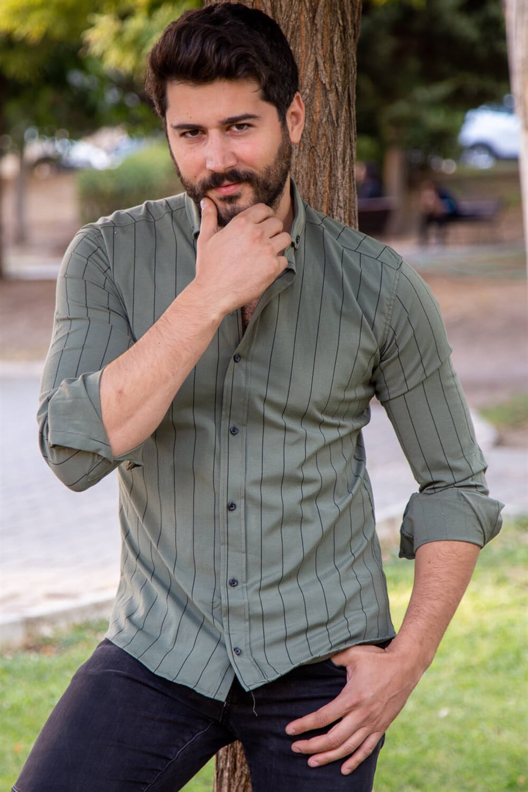 Sli̇m fi̇t geni̇ş çi̇zgi̇li haki klasi̇k gömlek