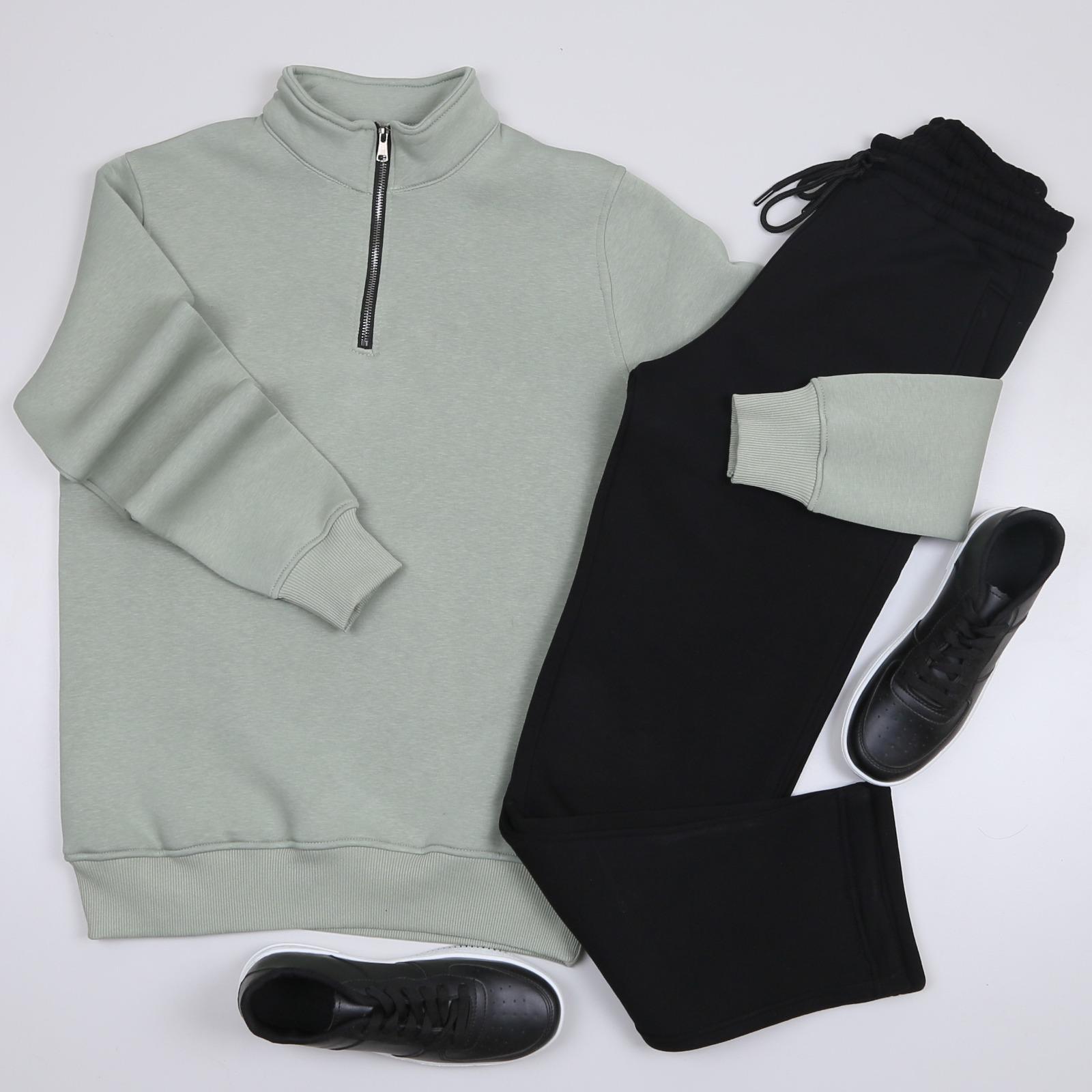 Su Yeşili Sweatshirt Siyah eşofman Ayakkabı  Kombini