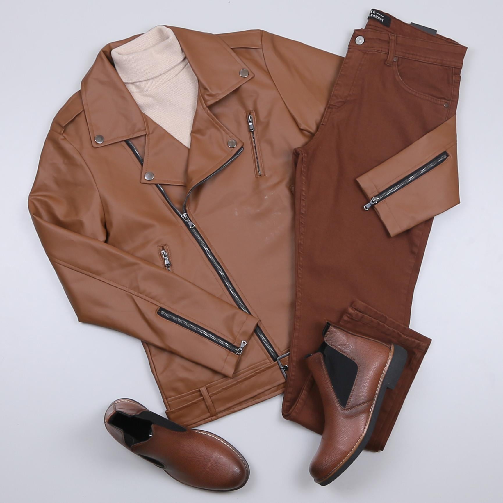 Taba Çapraz Deri Kapşonlu Ceket Kazak Pantolon Bot Kombin