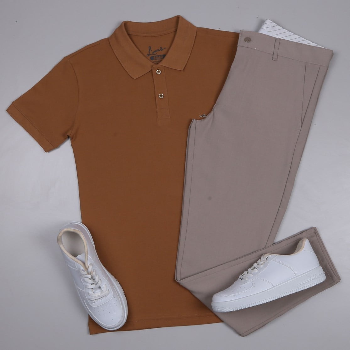 Taba Polo Yaka Tişört Bej kumaş  pantolon  ayakkabı Kombin