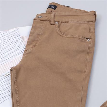 Desenli Polo Yaka Tişört Pantolon Ayakkabı Kombin