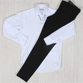 Siyah Pantolon Beyaz Gömlek Yaka Zinciri Kombin
