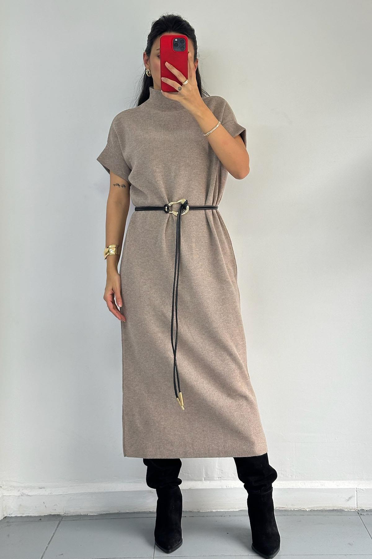 Kemerli Dik Yaka Triko Bej Elbise