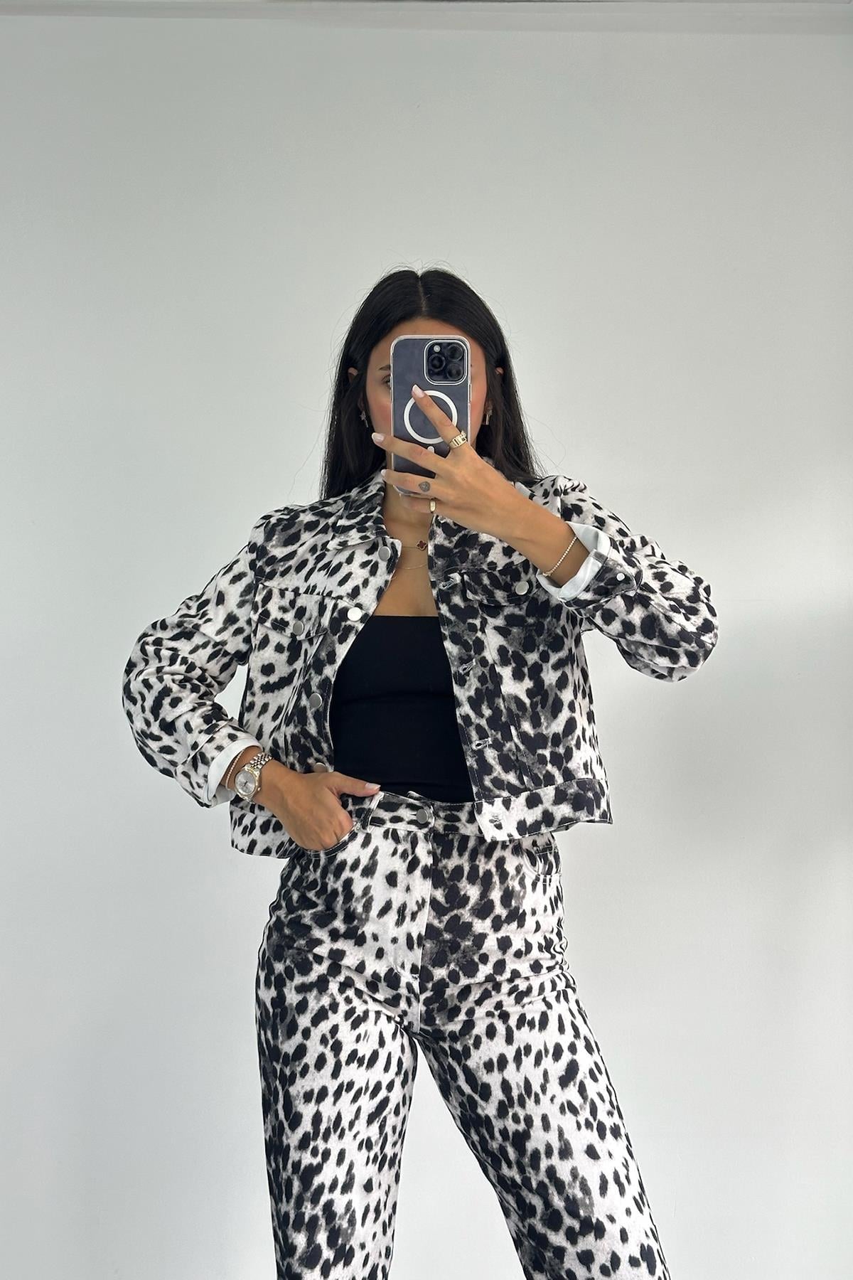 Leopar Desenli Gömlek Yaka Kısa Siyah Ceket
