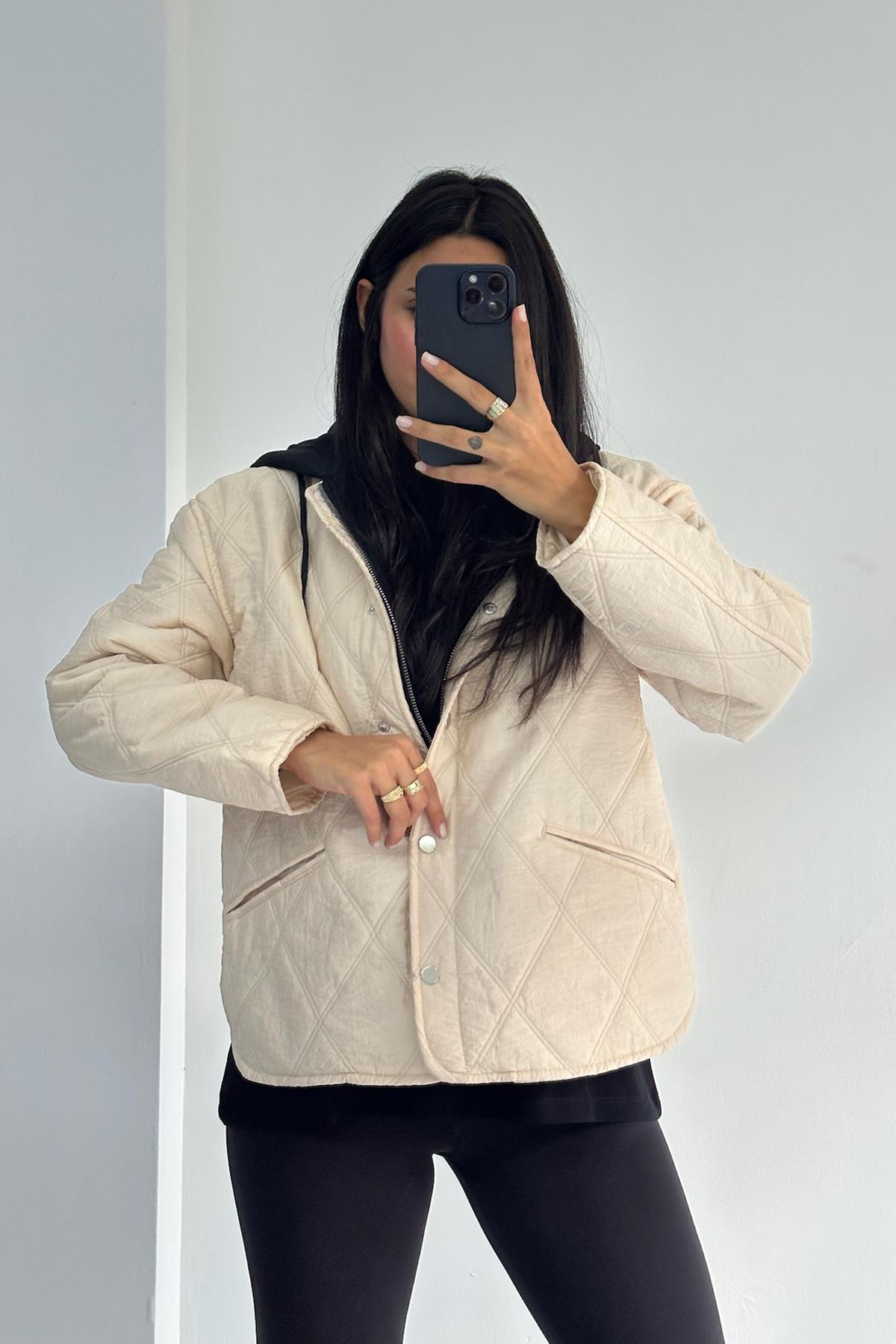 Kapüşon Garni Detaylı Taş Kapitone Mont