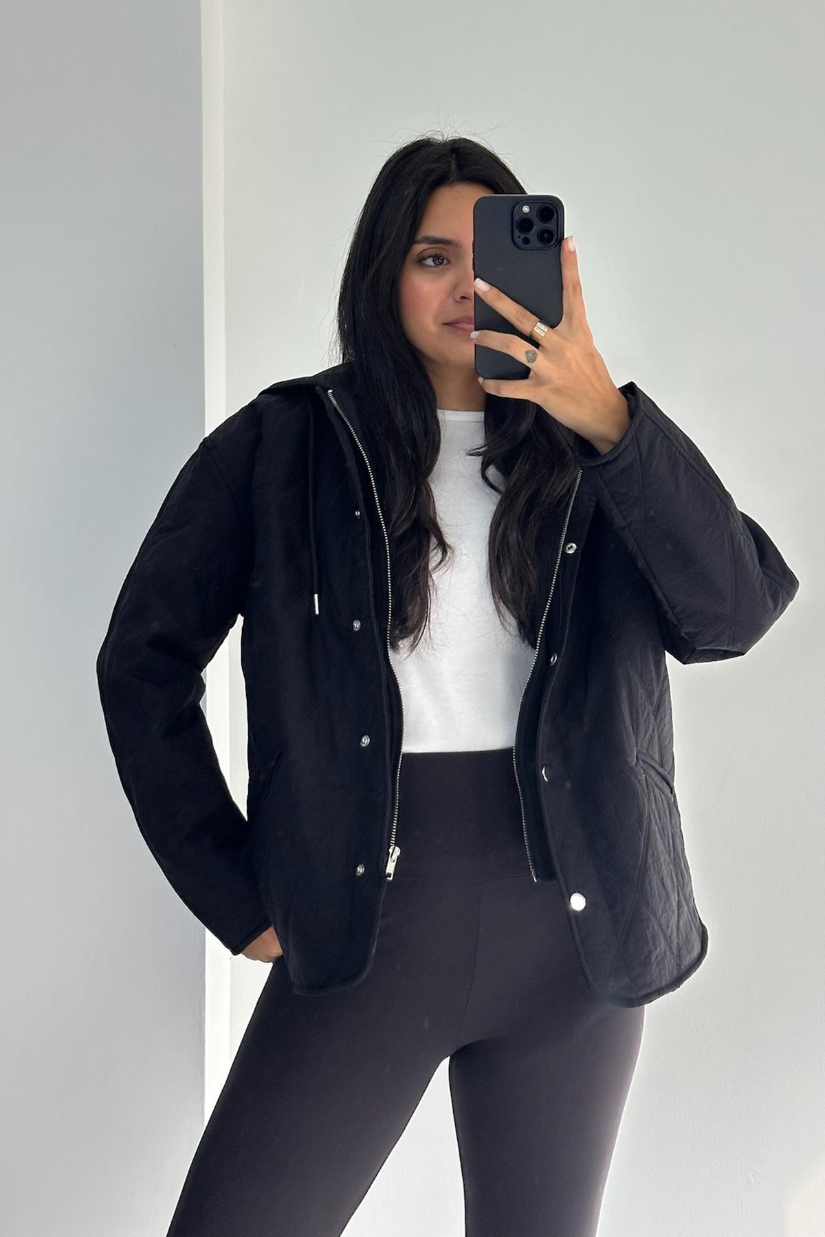 Kapüşon Garni Detaylı Siyah Kapitone Mont