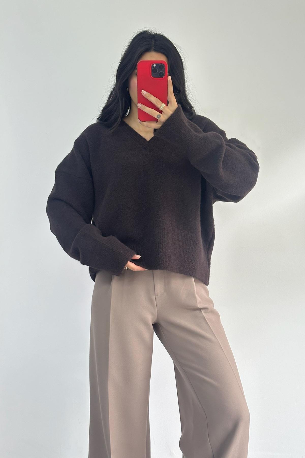 V Yaka Yumuşak Dokulu Koyu Kahve Triko Kazak 