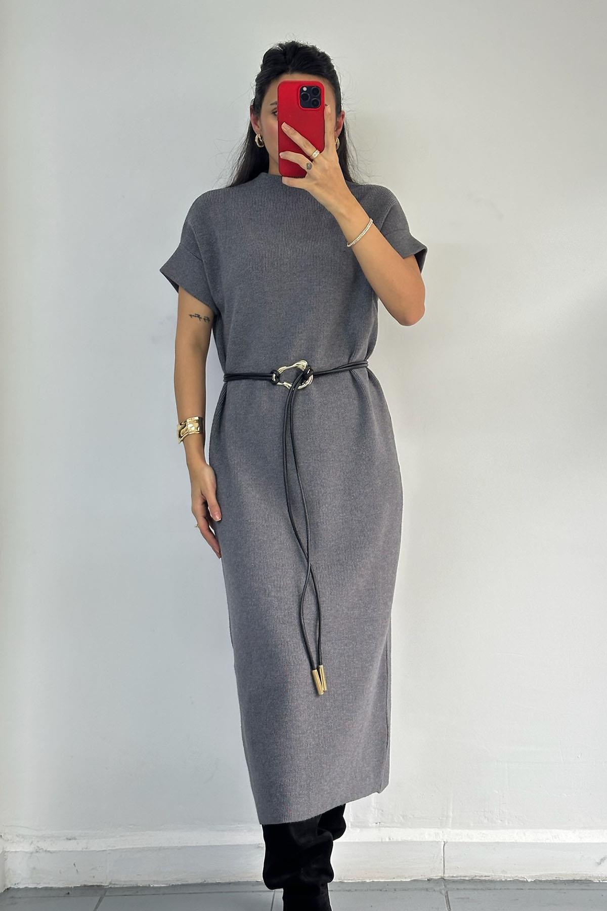 Kemerli Dik Yaka Triko Gri Elbise