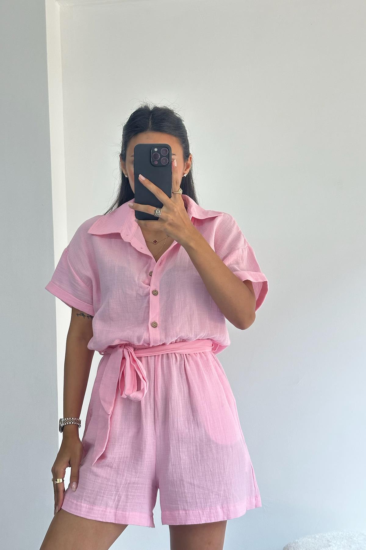 Beli Lastikli Önü Düğmeli Pembe Kısa Tulum
