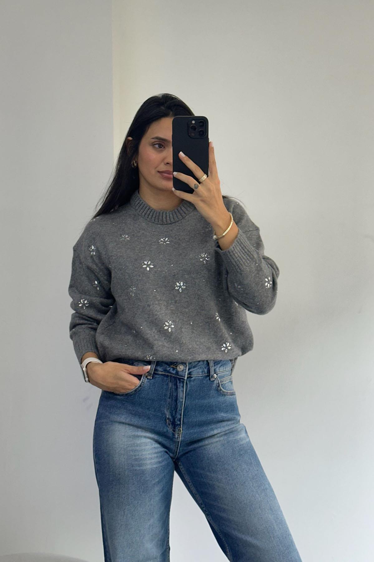 Çiçek Taşlı Gri Triko Kazak
