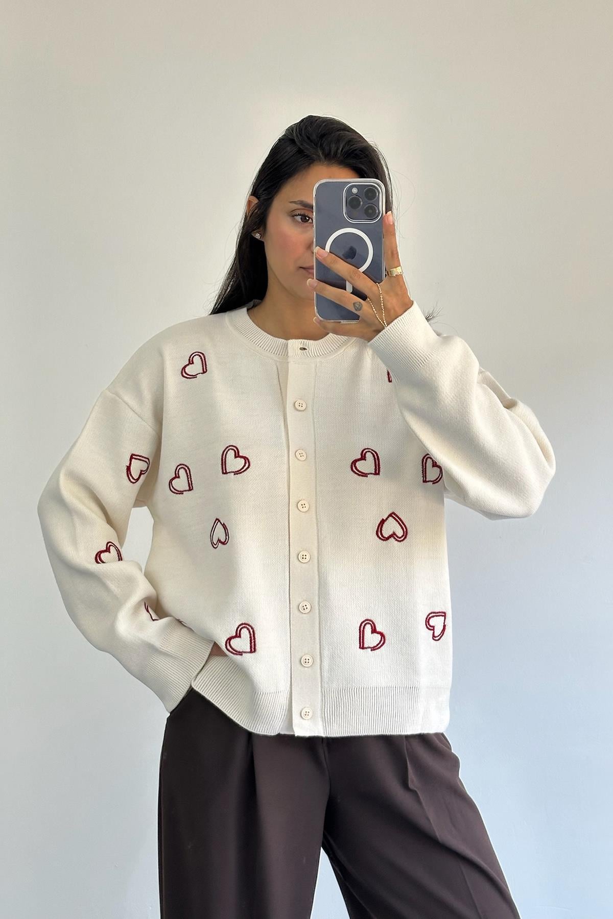 Kalp Nakışlı Krem Hırka