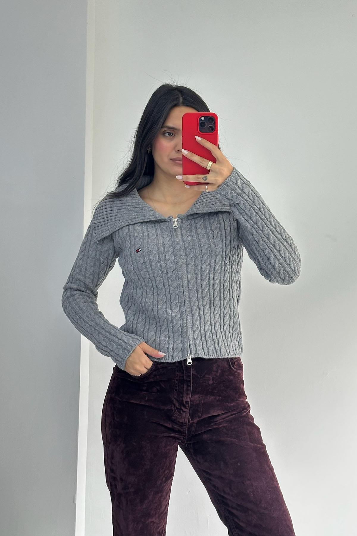 Saç Örgülü Minik Nakışlı Fermuarlı Gri Kazak