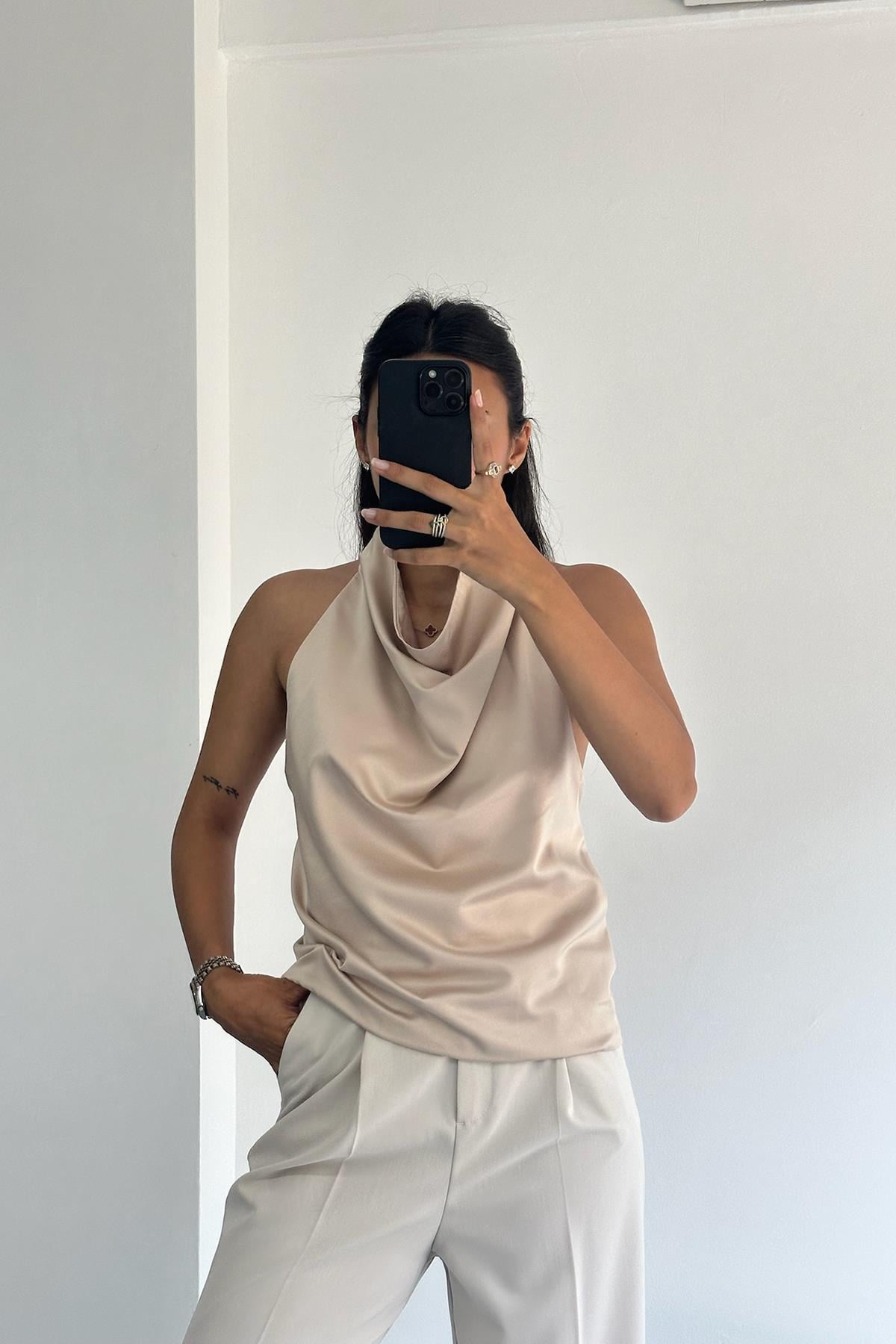 Sırtı Açık Saten Degaje Bej Bluz
