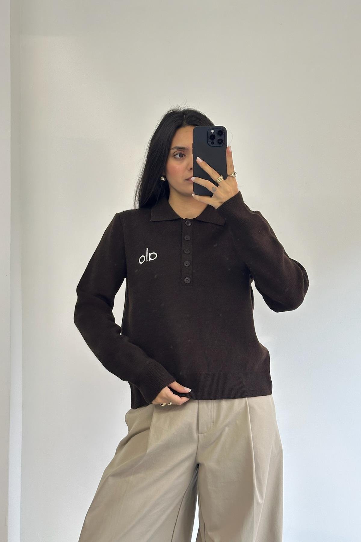 Yakalı Düğmeli Koyu Kahve Kazak