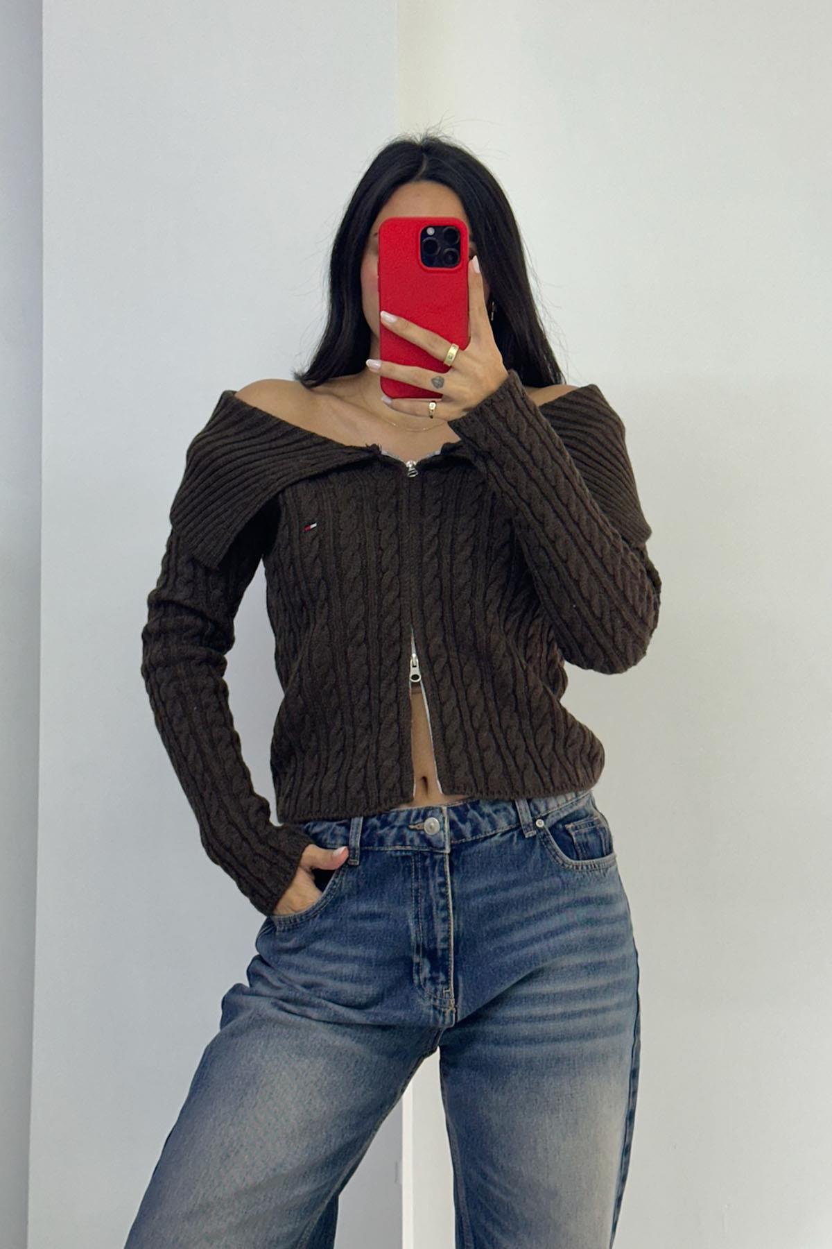 Saç Örgülü Minik Nakışlı Fermuarlı Kahve Kazak