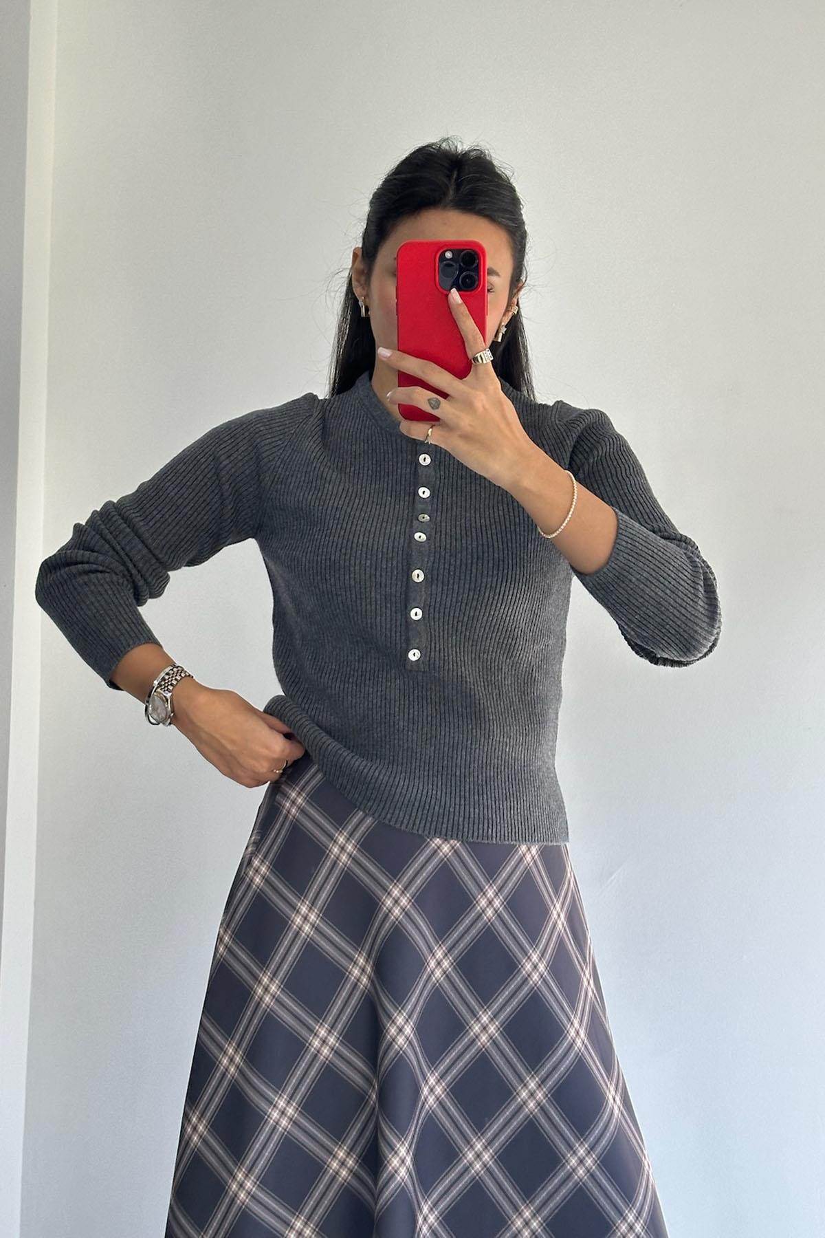 Bisiklet Yaka Düğmeli Füme Triko Kazak