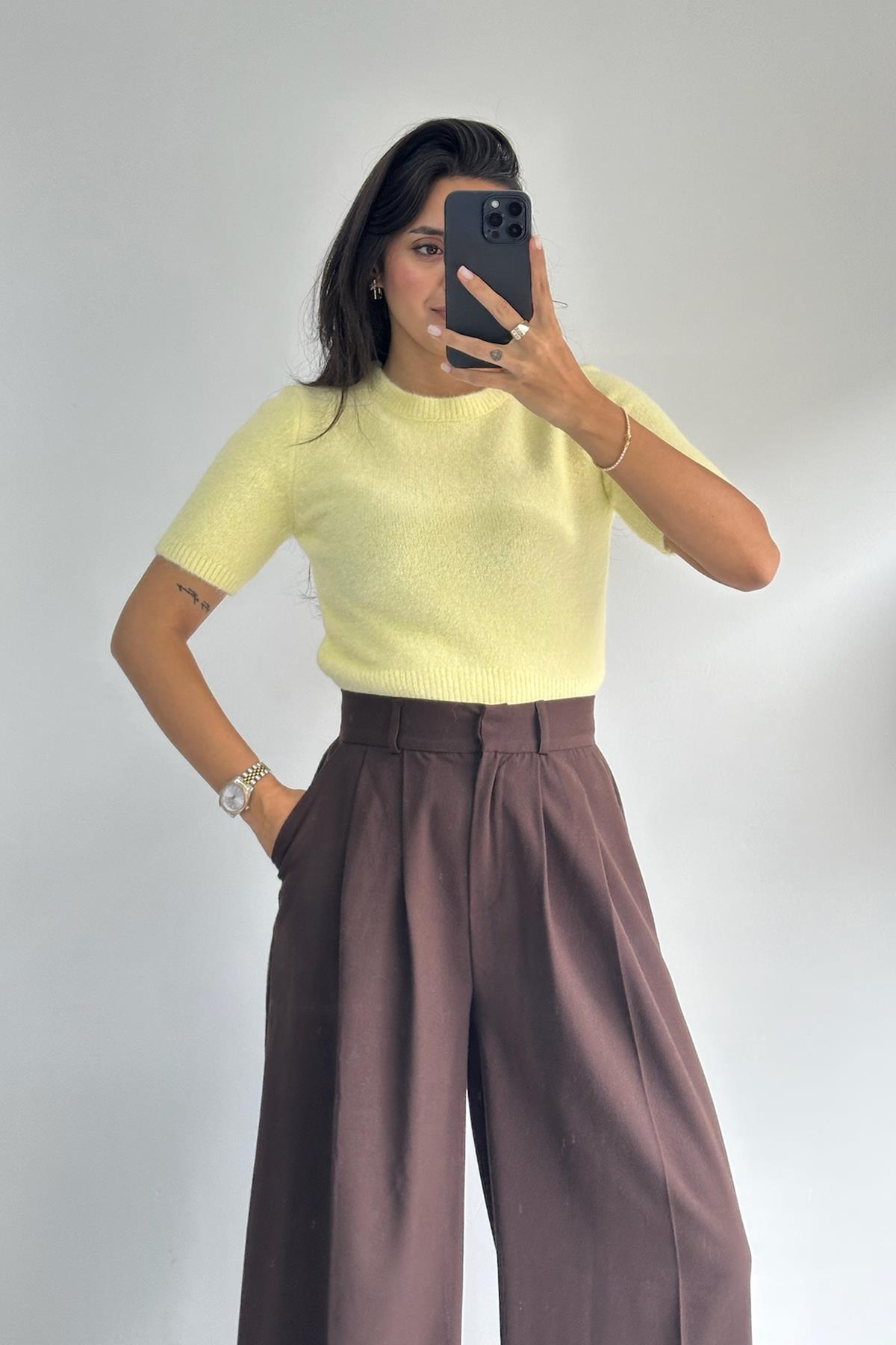 Kısa Kollu Yumuşak Dokulu Sarı Triko Kazak 