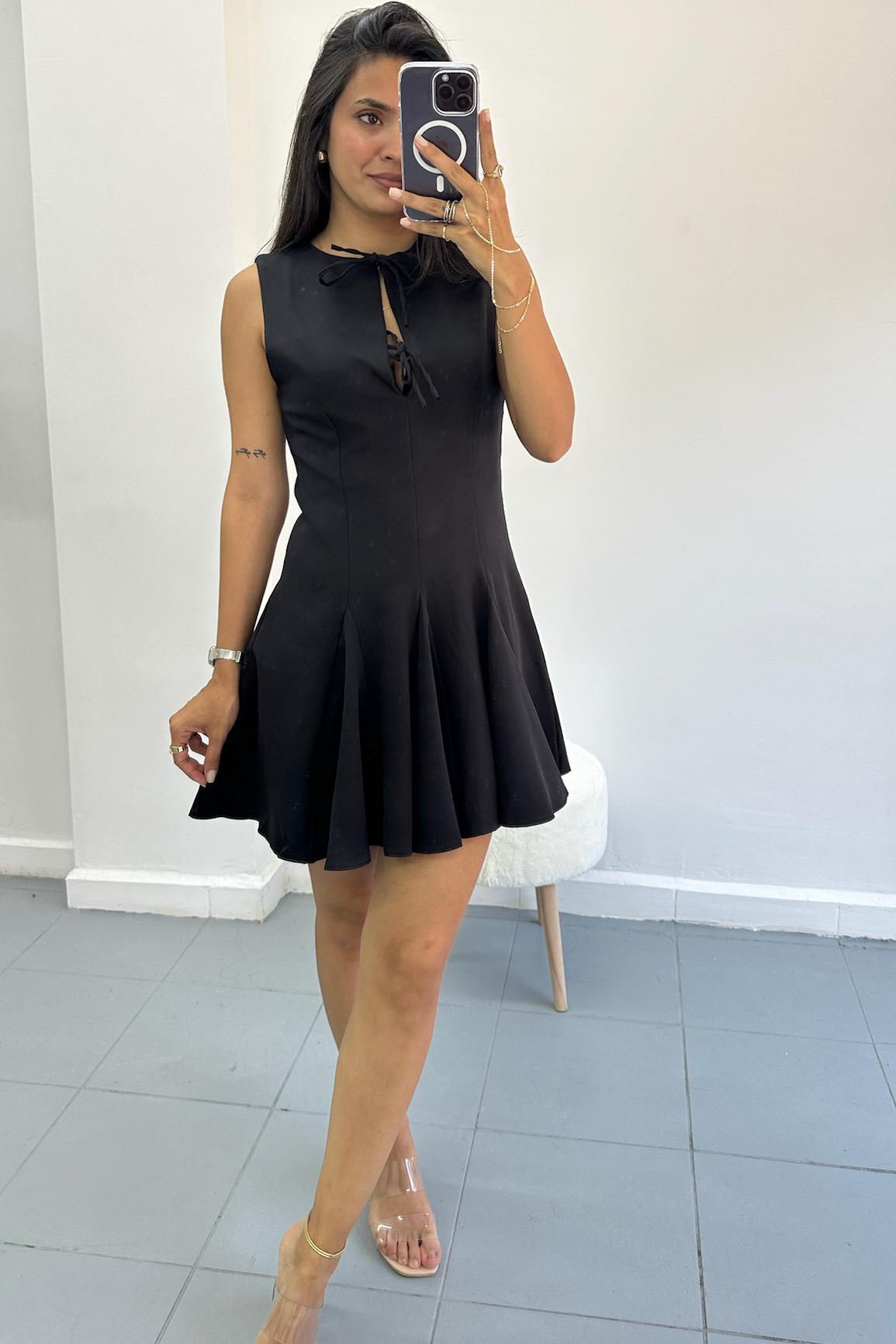 Kolsuz Volanlı Siyah Elbise