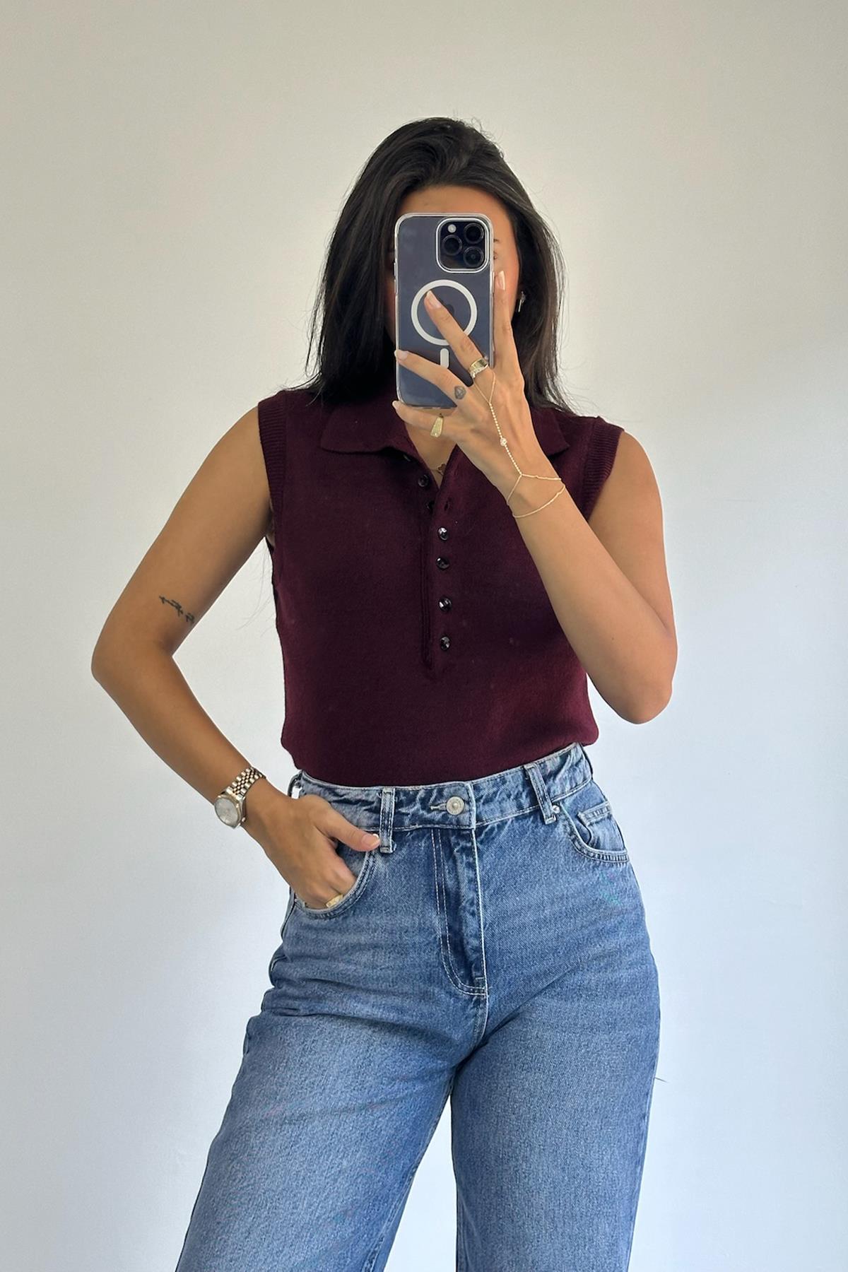 Düğmeli Kolsuz Bordo Kazak