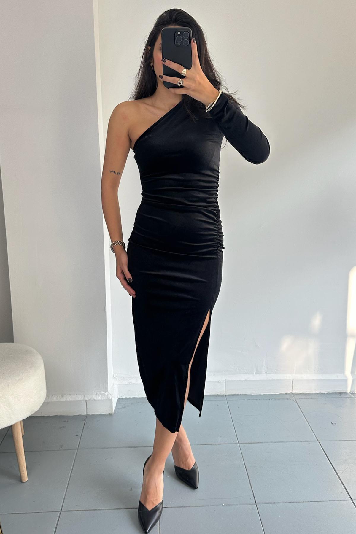 Tek Kol Yırtmaçlı Siyah Kadife Elbise