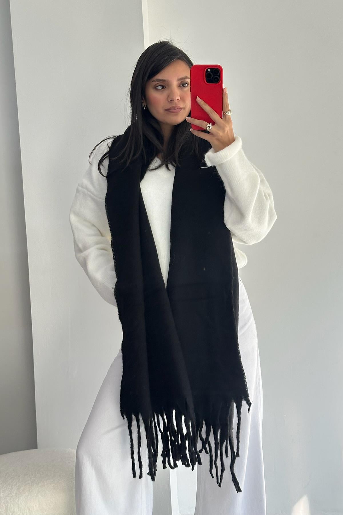 Püsküllü Siyah Atkı