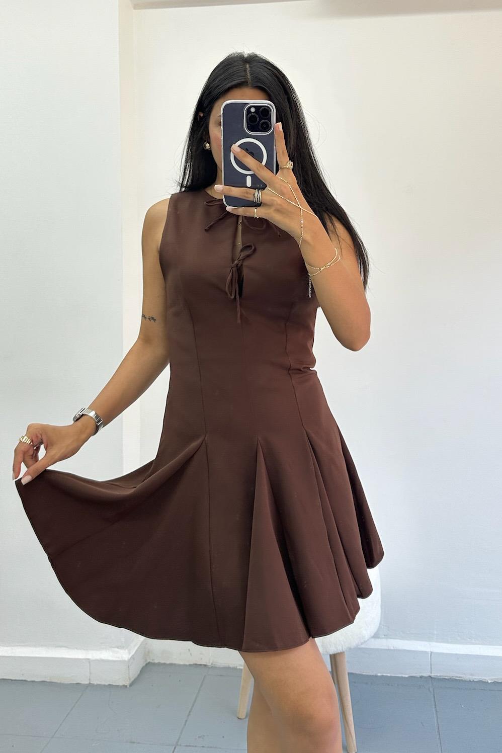 Kolsuz Volanlı Kahverengi Elbise