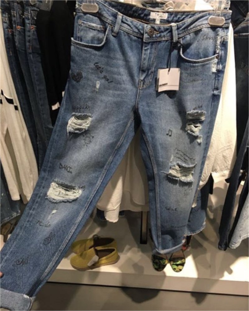 Yazı Baskılı Yırtıklı Boyfriend Jean
