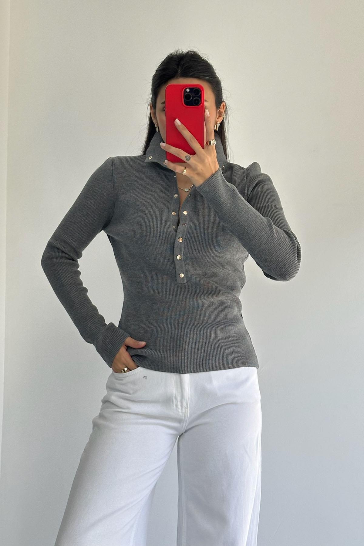 Dik Yaka Çıtçıtlı Füme Triko Kazak