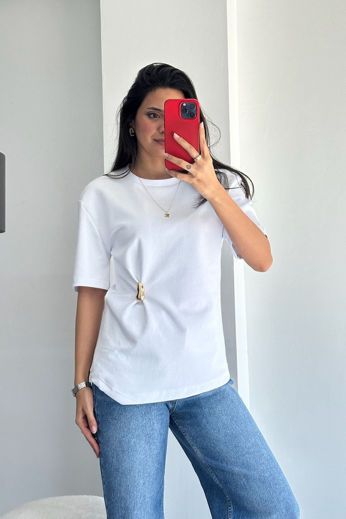 Aksesuar Detaylı Beyaz Basic T-Shirt