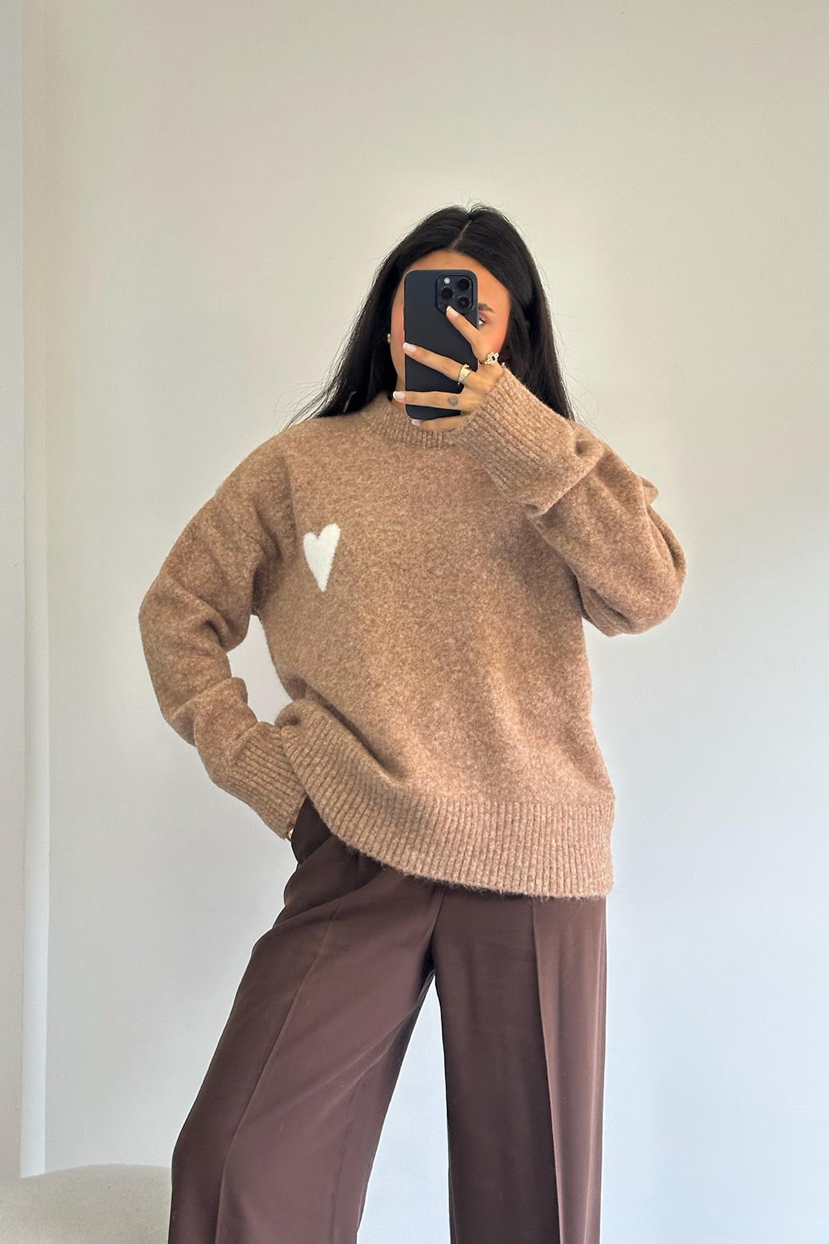  Yumuşak Dokulu Kalpli Triko kazak