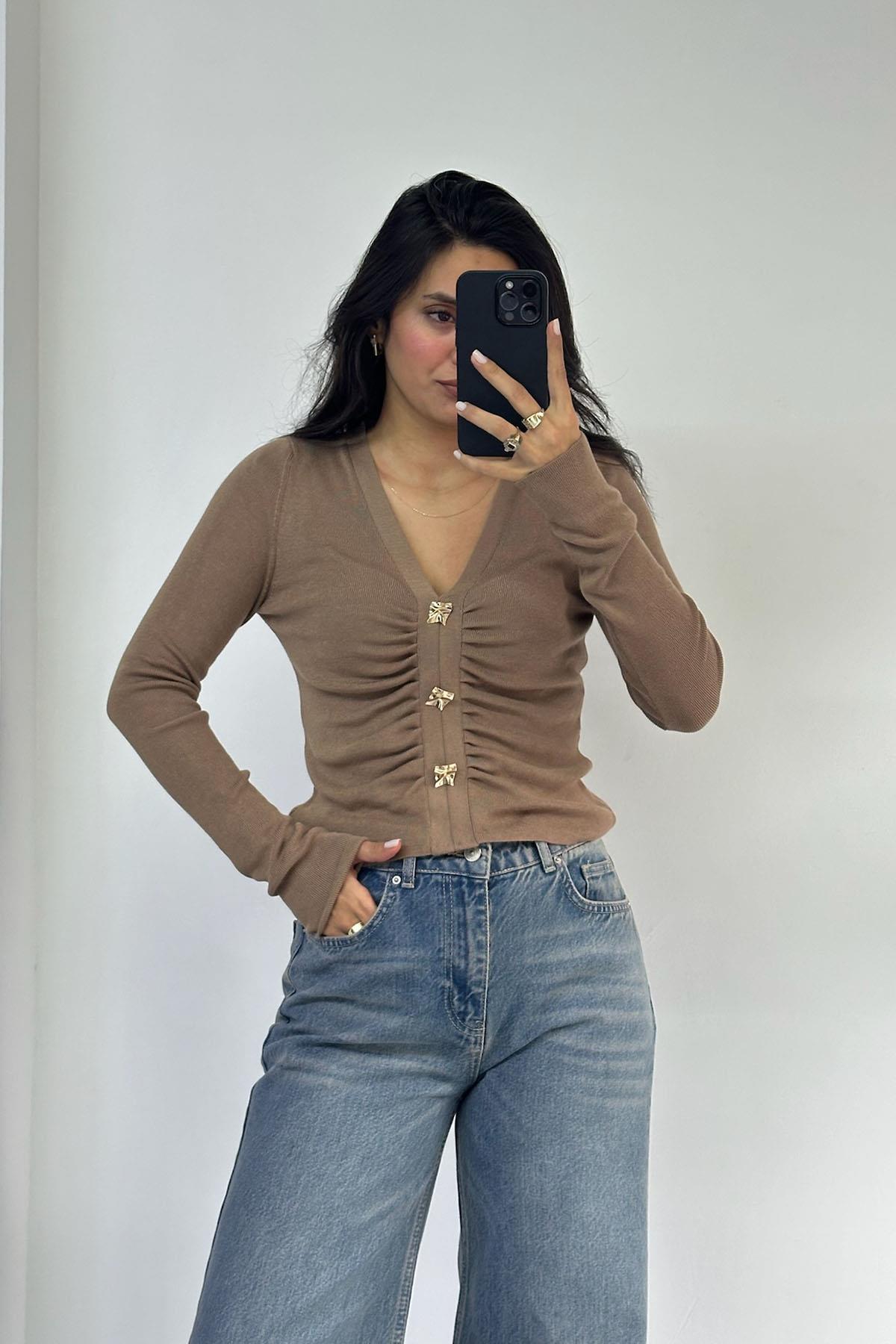 V Yaka Gold Düğmeli Vizon Triko Kazak