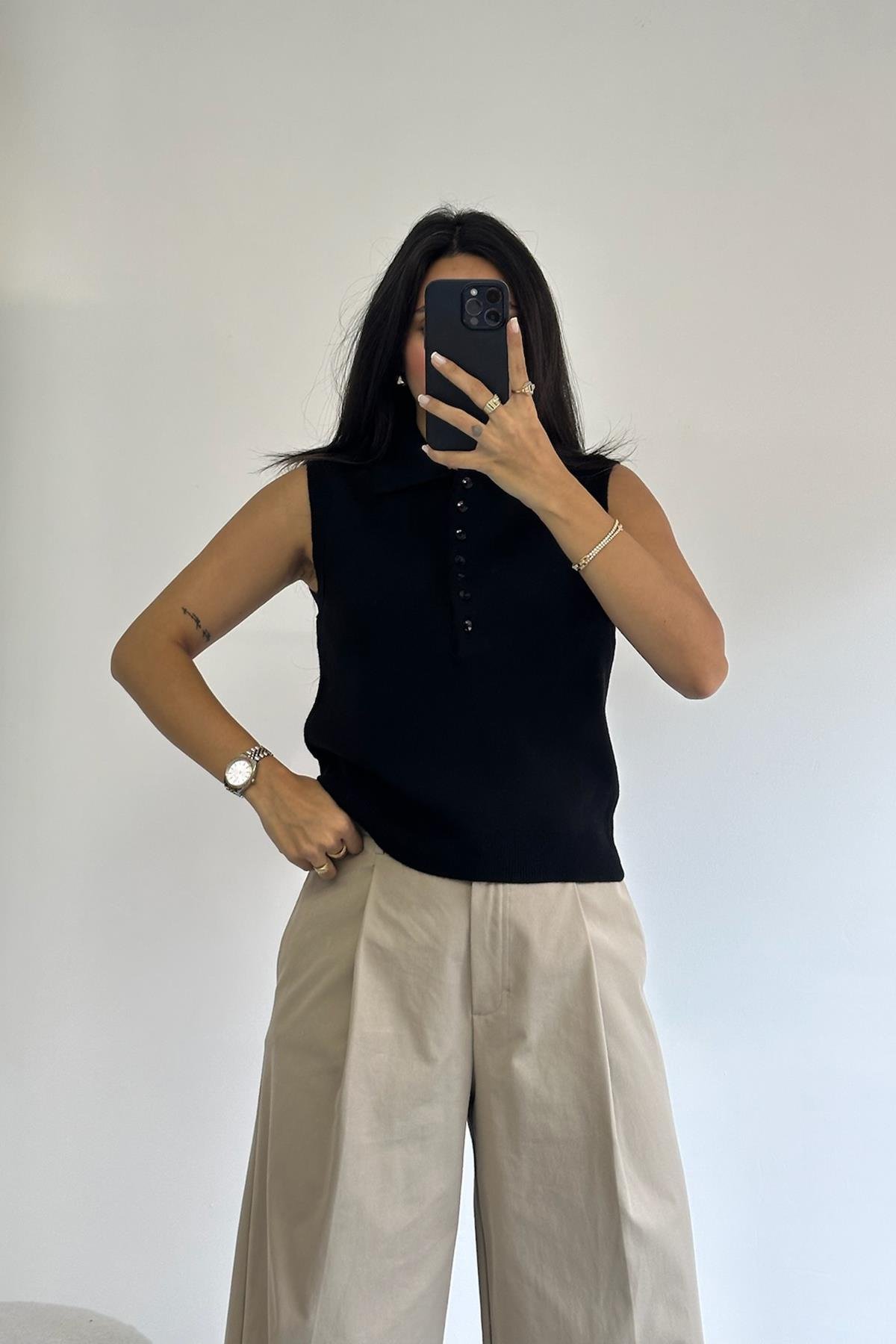 Düğmeli Kolsuz Siyah Kazak