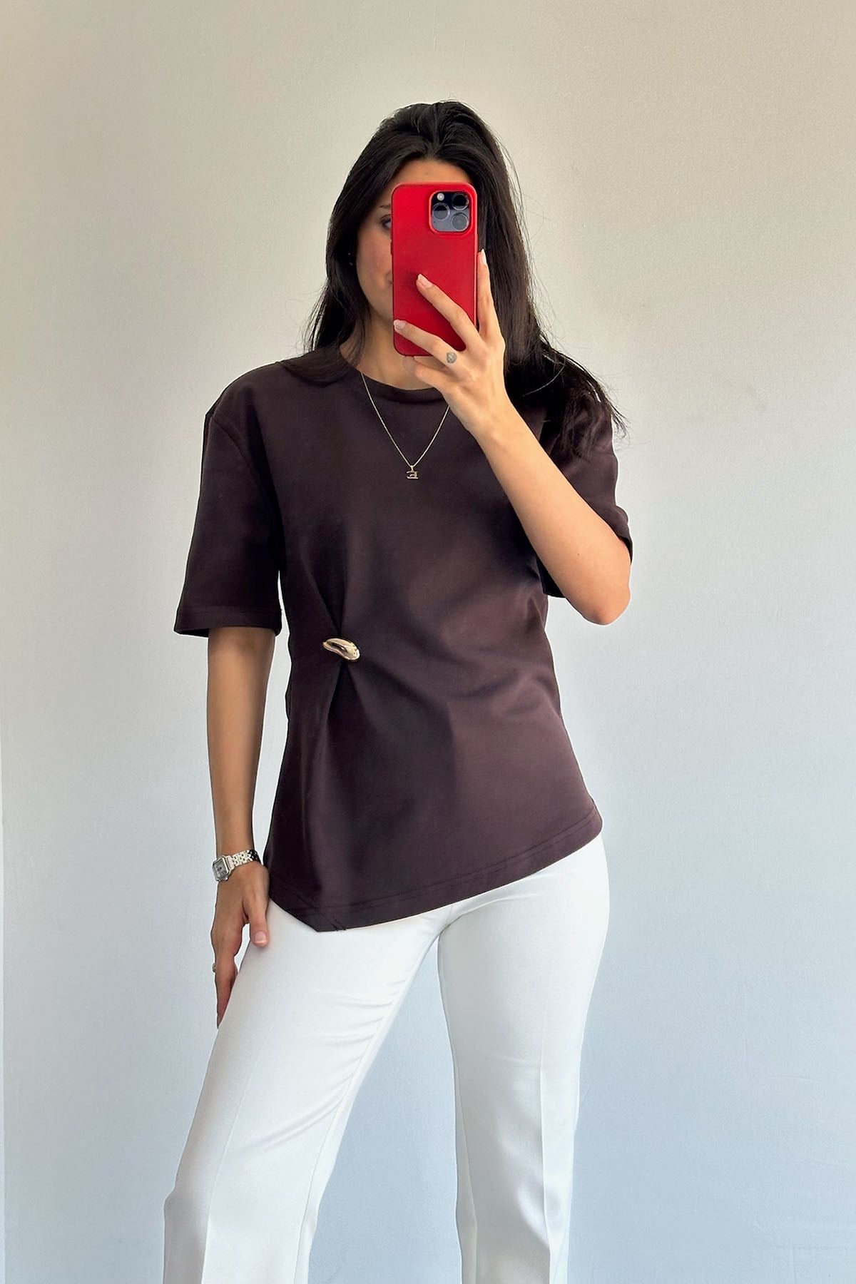  Aksesuar Detaylı Kahve Basic T-Shirt