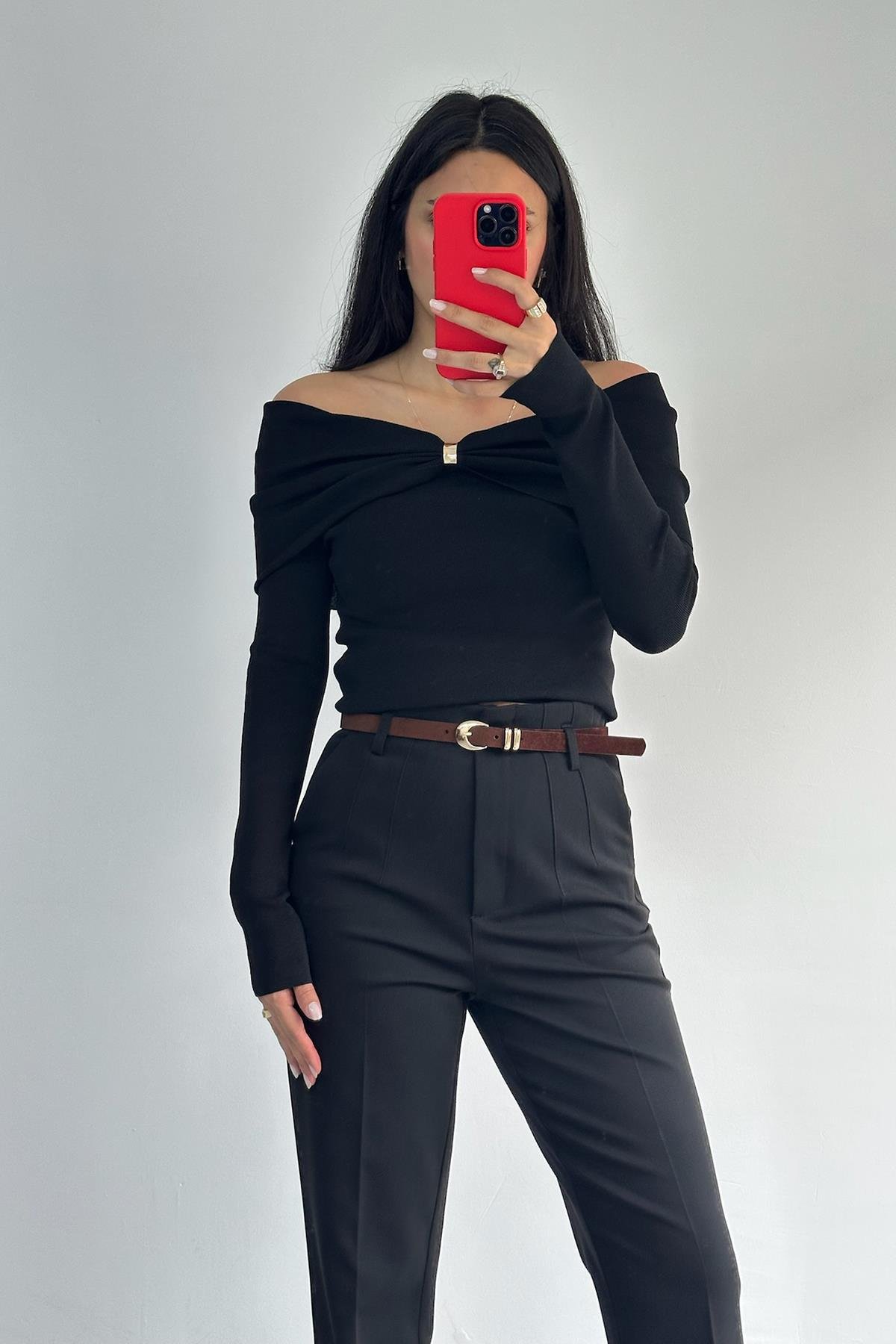 Bardot Yaka Aksesuarlı Siyah Triko Kazak