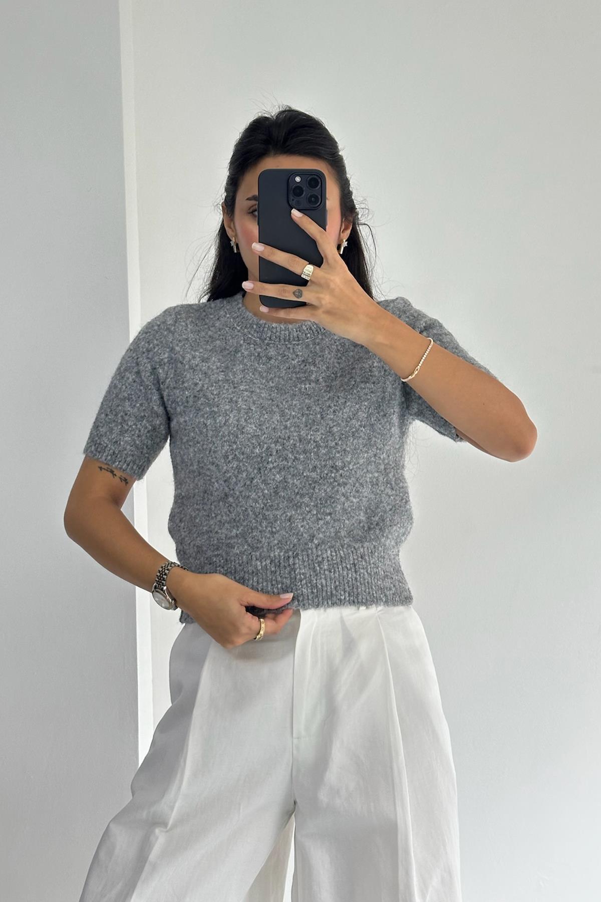 Kısa Kollu Yumuşak Dokulu Füme Triko Kazak 