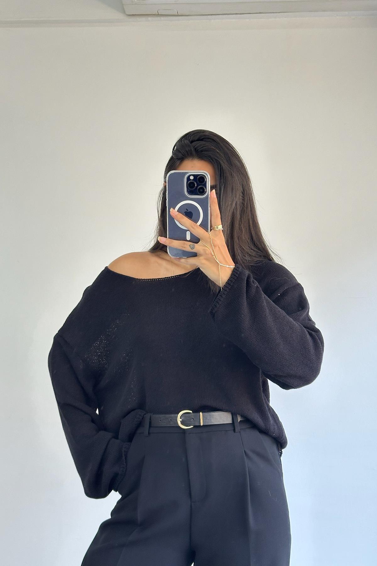 Oval Yaka Yumuşak Dokulu Siyah Triko Kazak